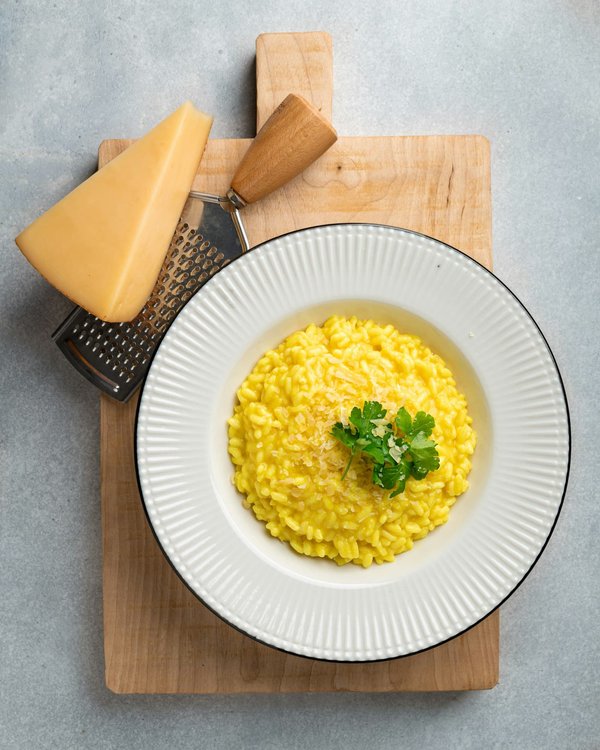 Quels sont les ingrédients pour un risotto crémeux aux asperges et parmesan ?