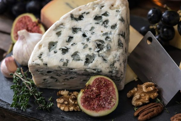 Comment préparer le parfait plateau de fromages pour un bar à vin sophistiqué?